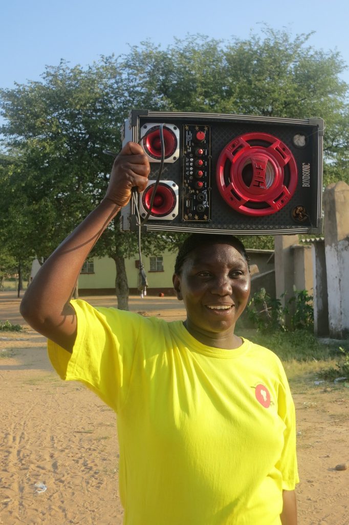 Radiomacherin von Zongwe FM in Sinazongwe/Sambia. Foto: Peter Kuthan
