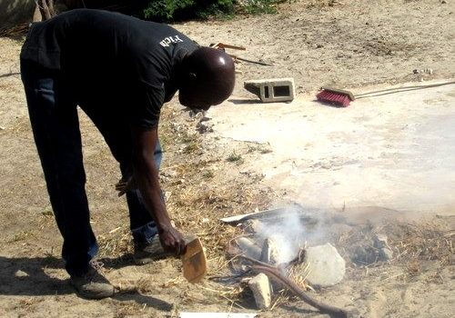 Mann facht Feuer an Foto M.Ackwonu-Hirnschall