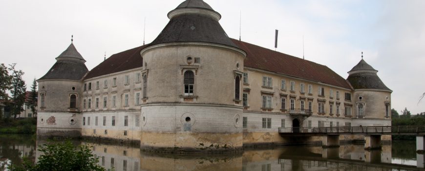 Wasserschloss_Aistersheim Von Andlinger (talk)Andlinger - Eigenes Werk, CC BY-SA 3.0 at, https://commons.wikimedia.org/w/index.php?curid=16617247