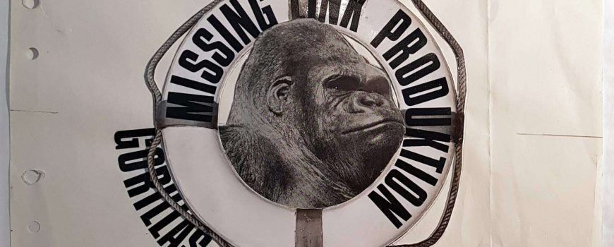 Gorillas greifen ein 26 Missing Link, Gorillas greifen ein, 1971, Collage, Typografie, Fotoausschnitte auf Papier, 27,2 x 27,3 cm, MAK – Österreichisches Museum für angewandte Kunst 