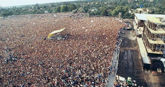 Bruce Springsteen gibt Konzert in Ostberlin Blick über die rund 150 000 Fans beim Konzert des amerikanischen Rockmusikers Bruce Springsteen am 21. Juli 1988 in Ost-Berlin (DDR).