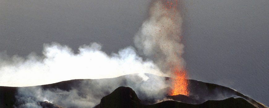 1280px-Stro_90-13 Stromboli während eines Ausbruches.
Foto: Rolf Cosar, 
Lizenz CC BY 2.5