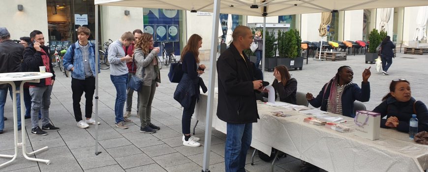 Passegalwahl Schlange bei der Pass egal Wahl in Linz