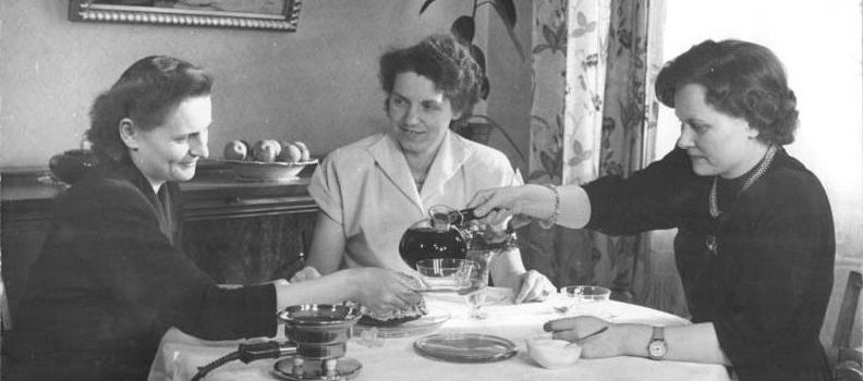 Kaffeetafel, Jenaer Glas Foto: Wikipedia / Bundesarchiv