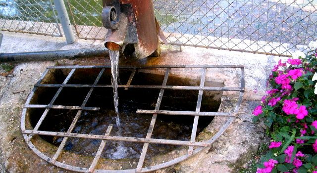 81Wasser fließt aus Brunnen