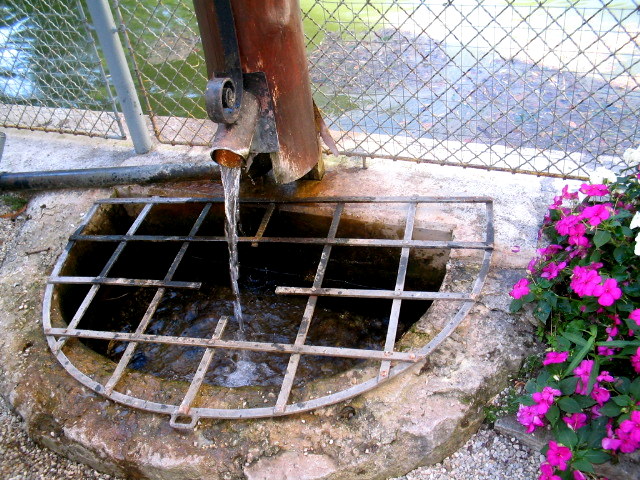 81Wasser fließt aus Brunnen