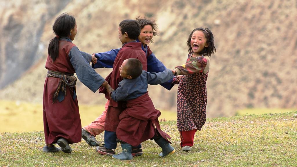 Nepal Tanzende Kinder in Nepals Hochland