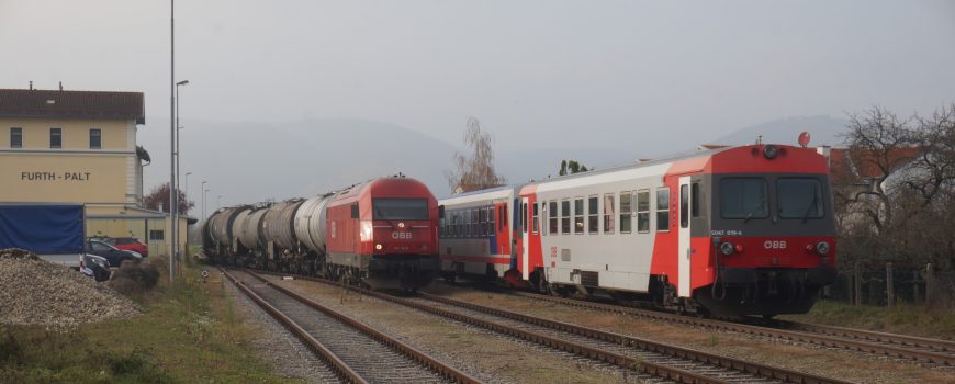 DSC05606 Regionalzug 6243 nach Horn kreuzt mit Güterzug im Bf Furth-Palt