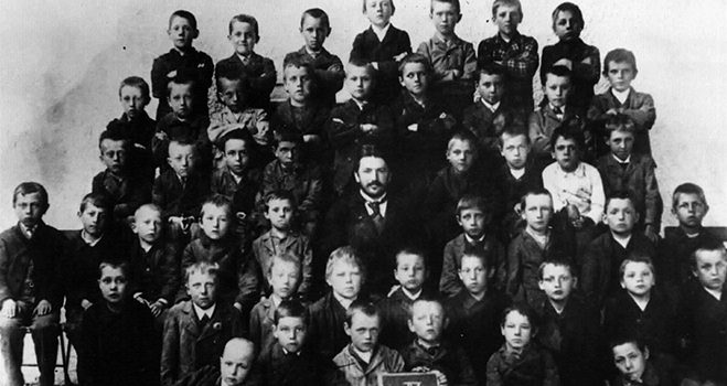 Hitler in der Volksschule Gruppenbild der vierten Volksschulklasse, Hitler in der obersten Reihe Mitte.