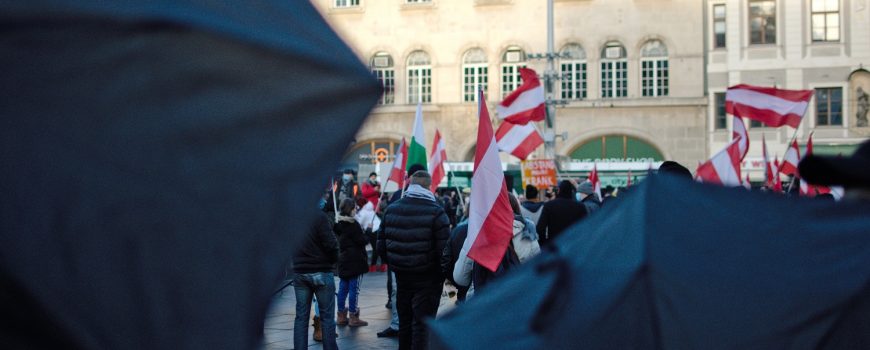 Doku Service Steiermark Auf der Suche nach „Schuldigen“ – Triebkräfte der Pandemie-Leugner*innen
