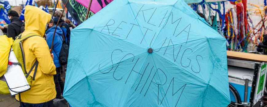 Demonstration von Extinction Rebellion von der CDU-Parteizentrale zum Potsdamer Platz, Berlin, 07.10.2020 Rebellion wave: Day 3, Demo: The sea is rising and so are we: Regenschirm einer Rebellin bei der Demonstration von der Parteizentrale der CDU zum Potsdamer Platz, Thema: Wasser, Berlin, 07.10.20