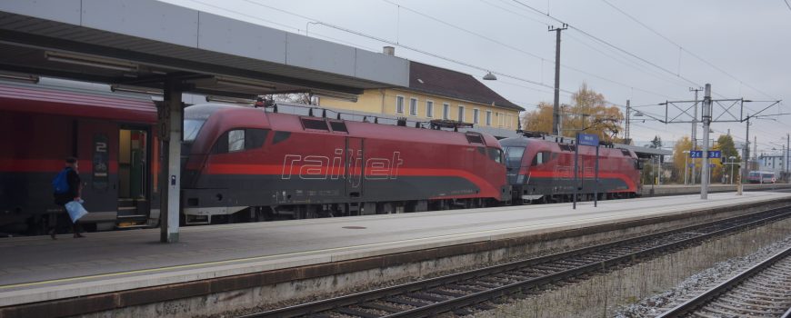 DSC02221 RJ 646 mit Taurus in Doppeltraktion - Wels Hbf