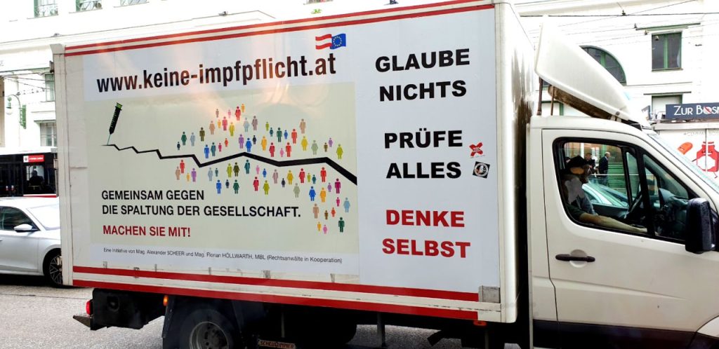 Ein Laster mit Impfverschwörungsmythen ist zu sehen. Es stehen schwurbelige Botschaften auf der Seite: Glaube nichts, prüfe alles, denke selbst