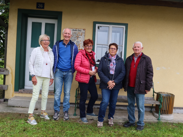 5 Personen stehen vor dem Mauthaus in einer Reihe und schauen in die Kamera. Sie sind Mitglieder des Musemsvereins Marchtrenk