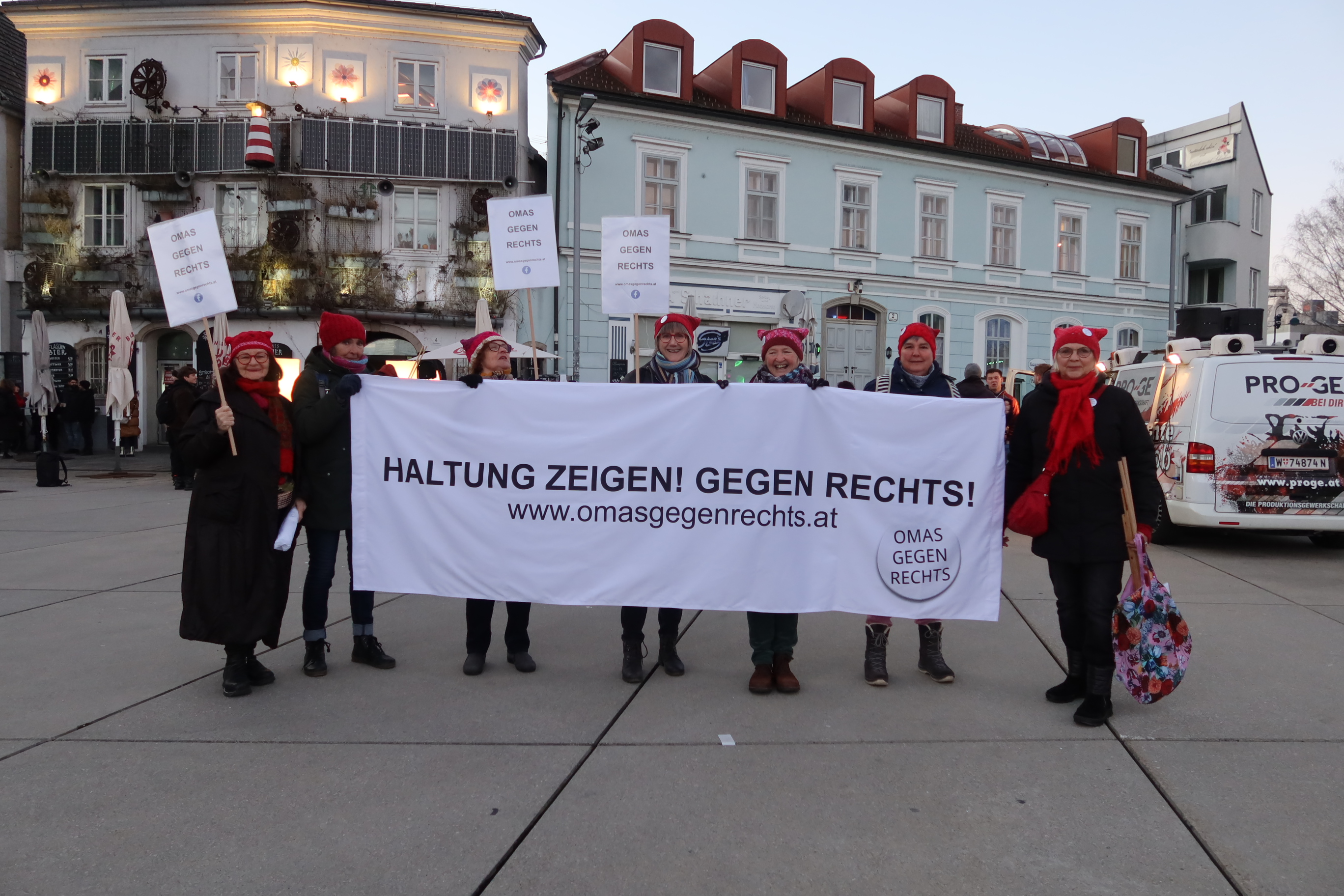 Eine Gruppe von den Omas gegen Rechts halten ein weißes Transparent mit schwarzer Schrift hoch. Es steht: Haltung zeigen gegen Rechts!