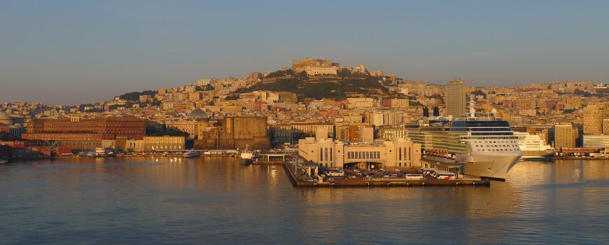 Mutualismus in Neapel Ein Blick auf Neapel vom Meer aus