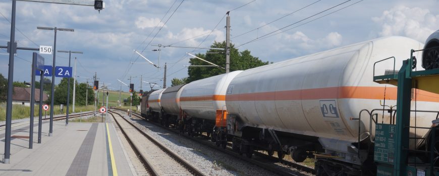 DSC02225 Güterzug in Gaisbach-Wartberg auf Gegenzüge wartend, 6.6.2023