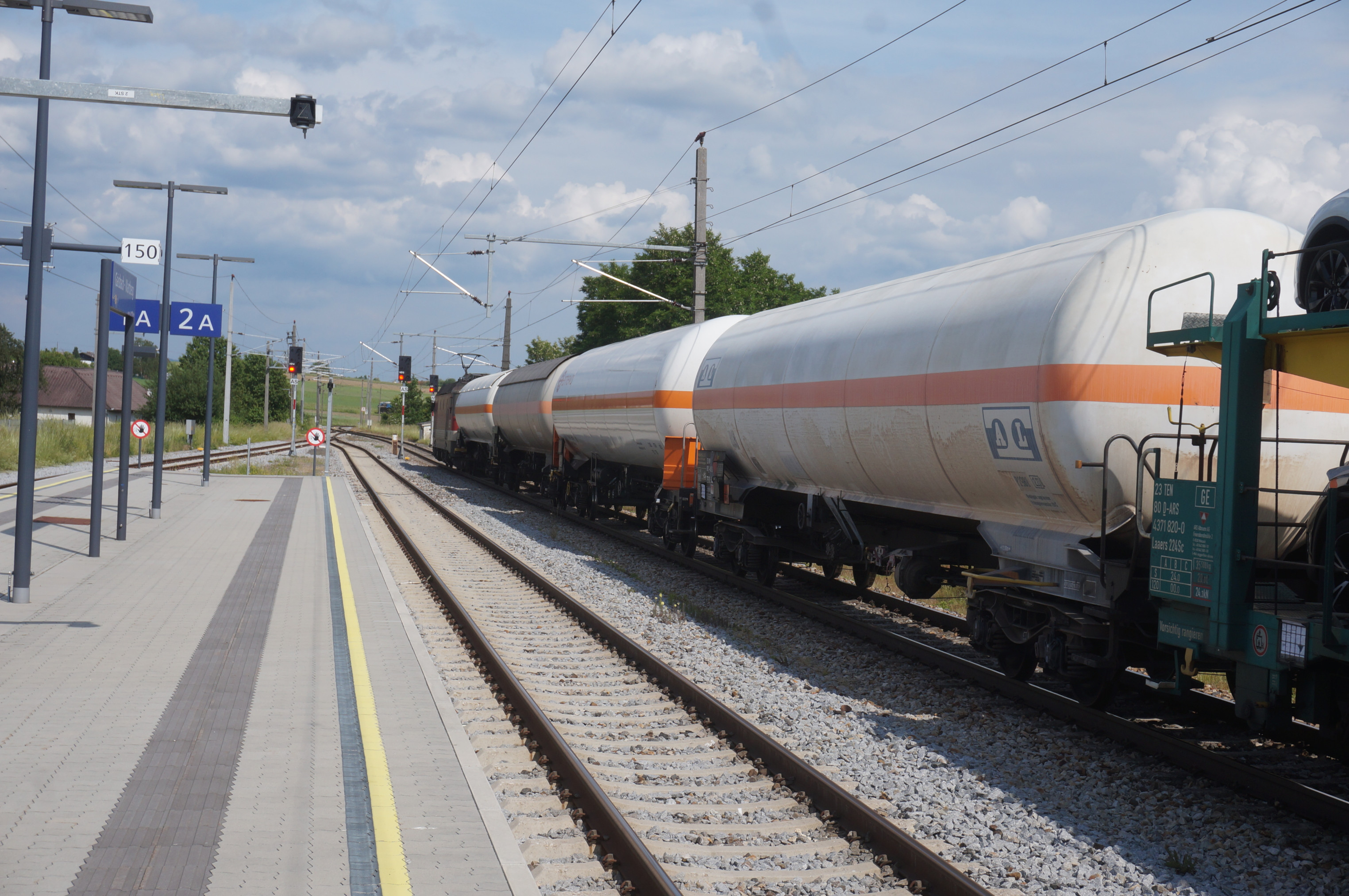 DSC02225 Güterzug in Gaisbach-Wartberg auf Gegenzüge wartend, 6.6.2023