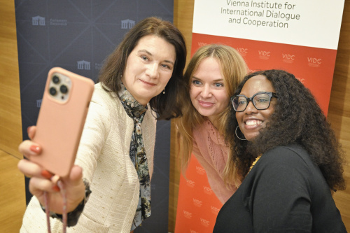 Vortragsveranstaltung: 'Feministische Außenpolitik' Von links: Außenministerin a.D. Schwedens Ann Linde, Co-CEO Centre for Feminist Foreign Policy Kristina Lunz, Chair in Global Politics University of Manchester Toni Haastrup