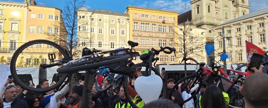 Protestradler_innen aus Serbien kommen nach Linz Protestradler_innen aus Serbien kommen nach Linz