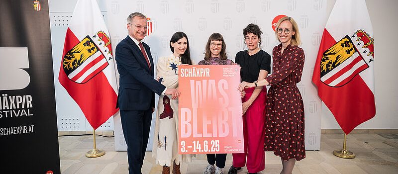 csm__71A1527_94fc320183 von links: Landeshauptmann Thomas Stelzer, Julia Ransmayr, Anja Lang, Sara Ostertag, Kulturdirektorin Margot Nazzal