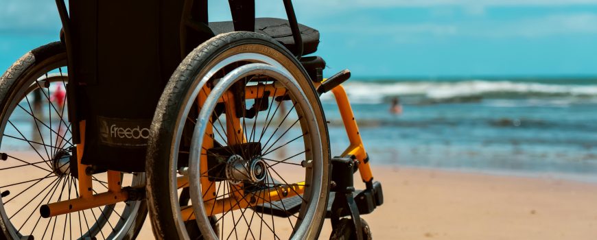 Rollstuhl am Strand