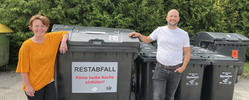 Klima und Du_Anita u Christoph vor Mistkübel