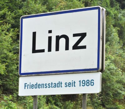 Friedensstadt-seit-1986_Ortstafel_c_Stadt-Linz