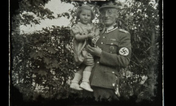 still-aus-95mm-material-von-otto-p.-der-amateurfilmer-in-uniform-mit-tochterhengster-filmproduktion-578x400 still-aus-95mm-material-von-otto-p.-der-amateurfilmer-in-uniform-mit-tochterhengster-filmproduktion-578x400