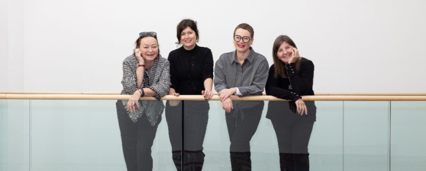 (c) Stadt Linz Von links: Sabine Weißensteiner, Jurymitglied und Geschäftsführerin der Buchhandlung Fürstelberger, Preisträgerin Lisa-Viktoria Niederberger, Frauenstadträtin Mag.a Eva Schobesberger und Anne Brack (Frauenbüro)