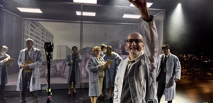 Say Hello! Sebastian Hufschmidt als Gott (Vordergrund)