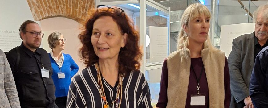 SchauSammlung1 Die Kuratorinnen Bibiana Weber und Michaela Reisenberger führen durch die Ausstellung im Stadtmuseum Leonding.