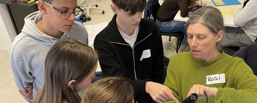 Vorbereitung zur Straßenumfrage Schulradio Workshop bei Radio FRO