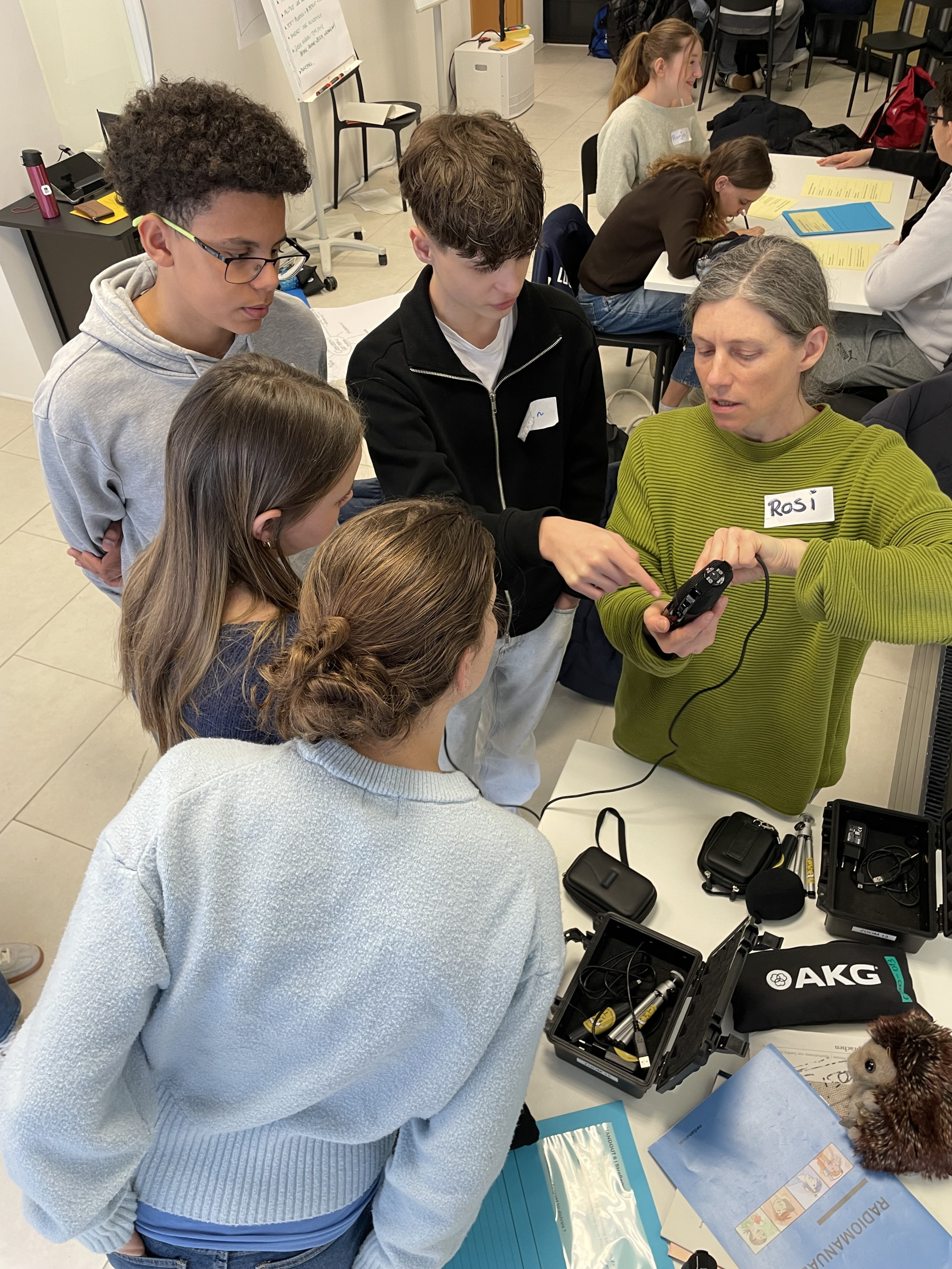 Vorbereitung zur Straßenumfrage Schulradio Workshop bei Radio FRO