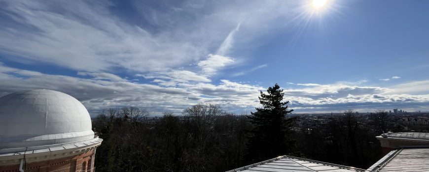 Radiostronomie Bild Blick von der Sternwarte im Sternwartenpark auf Wien. Links im Bild eine der kleineren Teleskop-Kuppel des Instituts für Astrophysik.