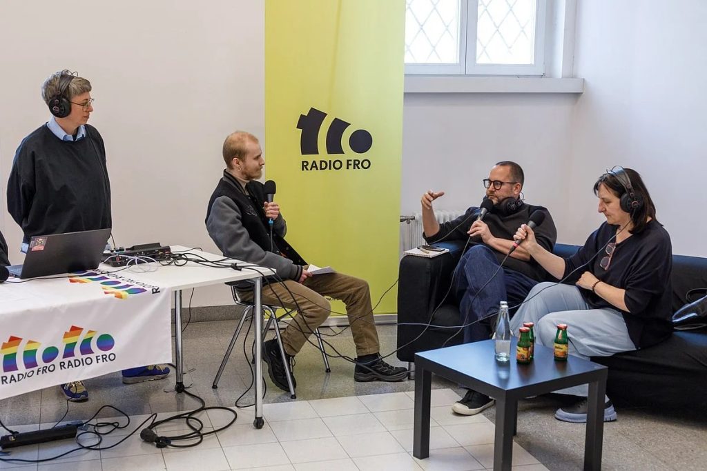 Petra und Dennis mit den Gesprächspartner*innen Markus Vogl und Heidi Pretterhofer - copyright Mark Sengstbratl