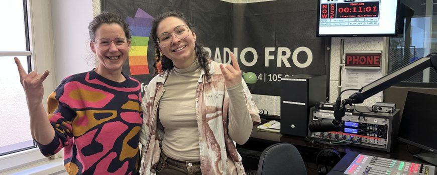Foto_Interview Julia Julia und Anneta stehen im Studio von Radio FRO.