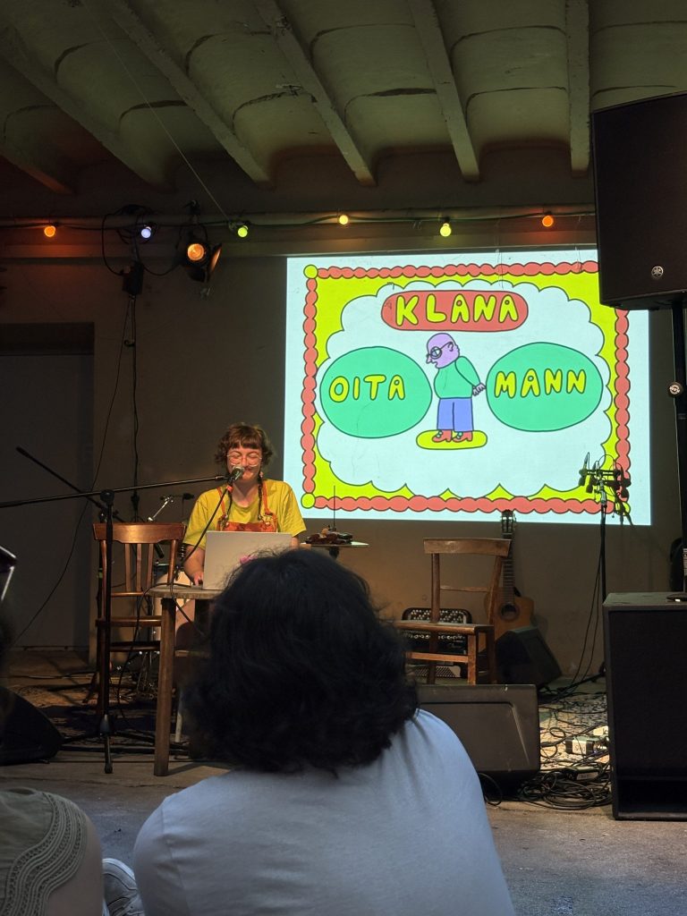 Haras Ananas präsentiert den Comic "Klana oita Mann" bei der TEXTE Vernissage