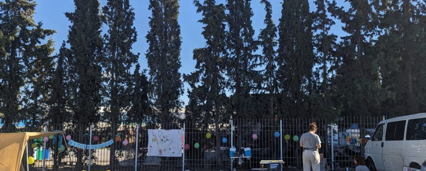 ROSA Der von Rosa aufgebaute SafeSpace für Frauen. Links im Bild ist der ausgebaute Truck.