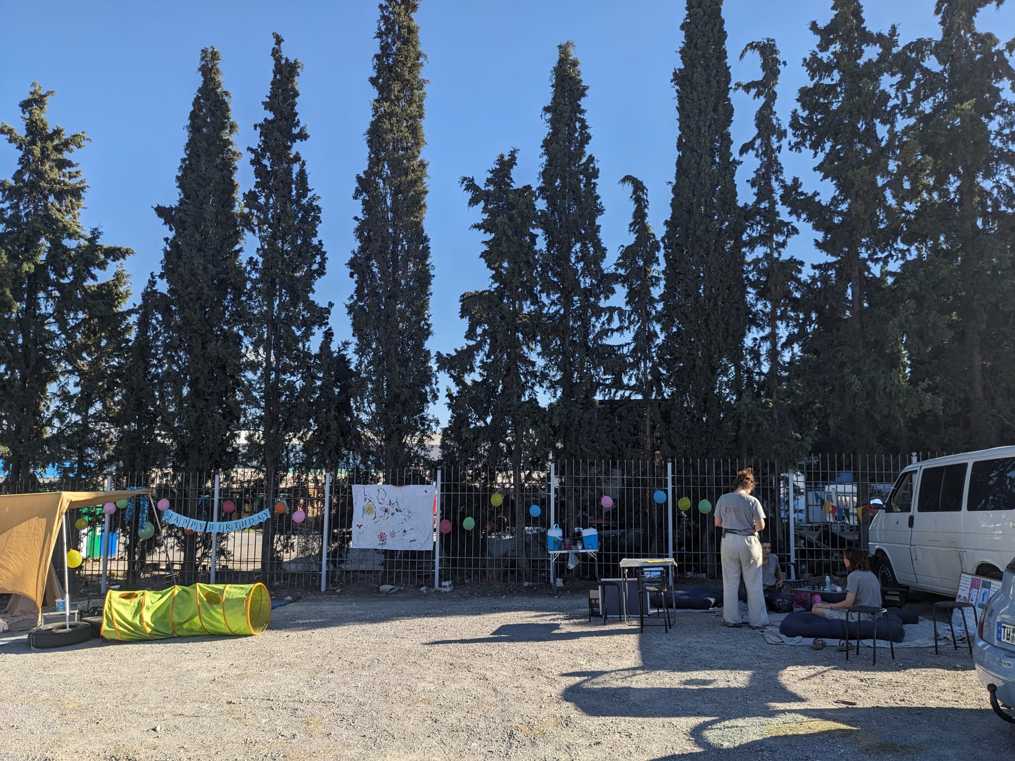 ROSA Der von Rosa aufgebaute SafeSpace für Frauen. Links im Bild ist der ausgebaute Truck.