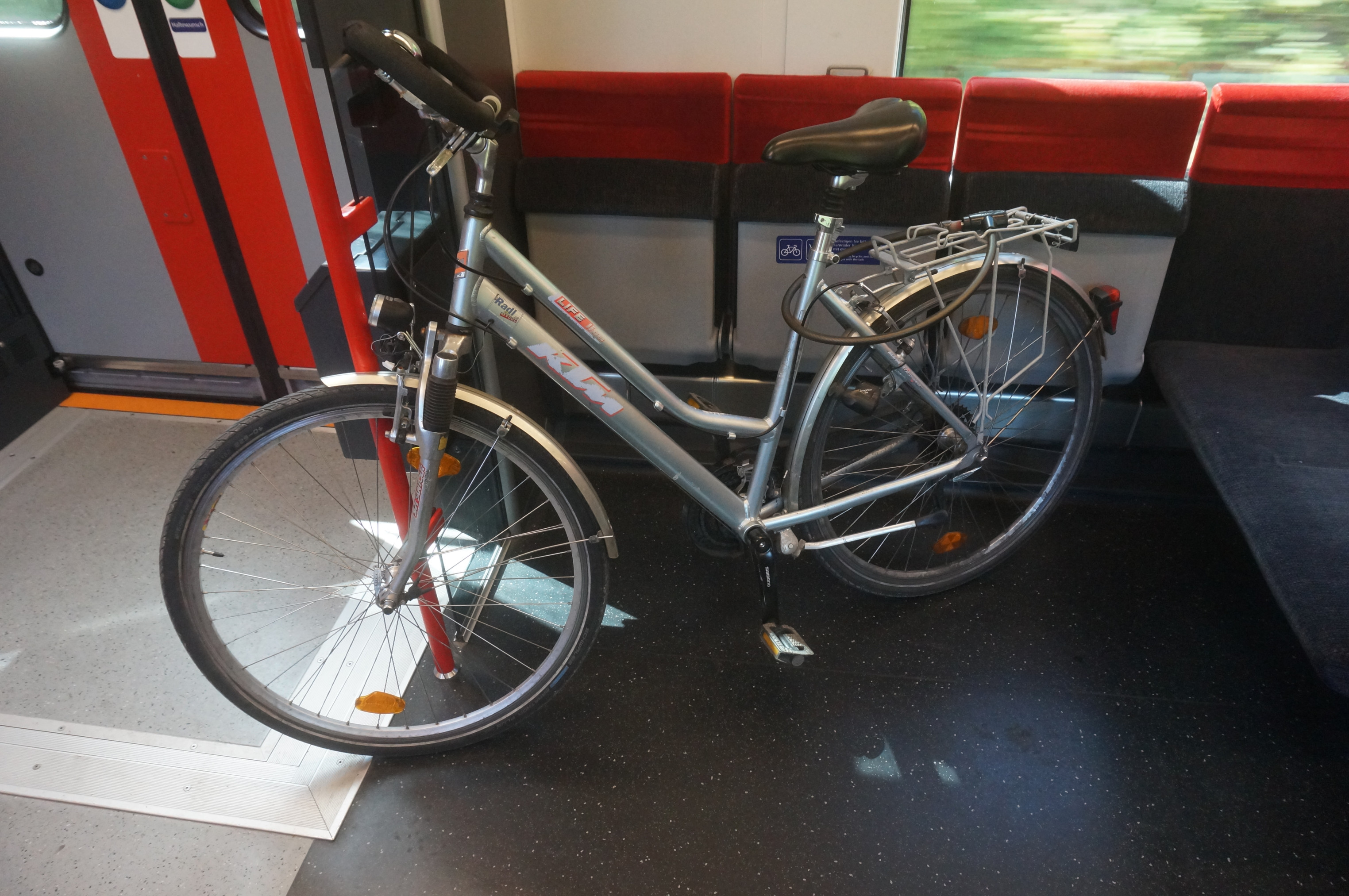 DSC04128 Beengte Verhältnisse im Desiro Mainline