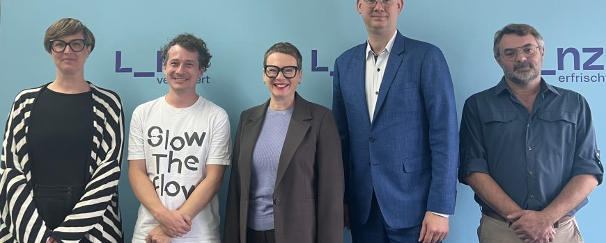 Sprecher:innen der Pressekonferenz (von links nach rechts) Franziska Thurner, Fabian Holzinger, Eva Schobesberger, Thomas Gegenhuber, Georgios Kyriazis