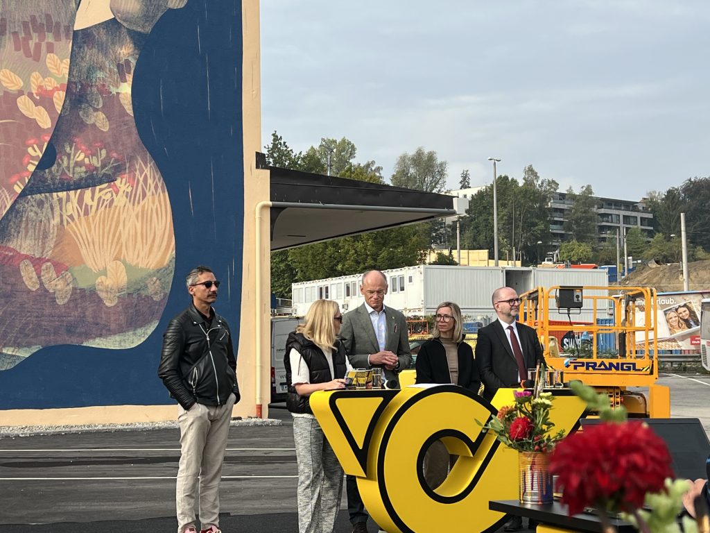 Pressekonferenz zum Calle Libre Festival, von links nach rechts: Jakob Kattner (Kurator und Vorstandsvorsitzender Calle Libre), Walter Oblin (Generaldirektor Österreichische Post AG), Margot Nazzal (Landeskulturdirektorin OÖ), Dietmar Prammer (Bürgermeister von Linz)