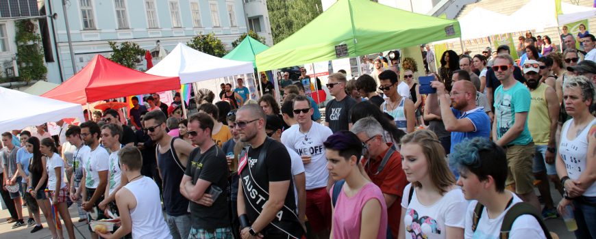 4eb57c593f2ea05c5ea2a2a1a604f4e3.jpg HOSI Linz (Gerhard Niederleuthner), Schweigeminute beim Linz Pride 2016