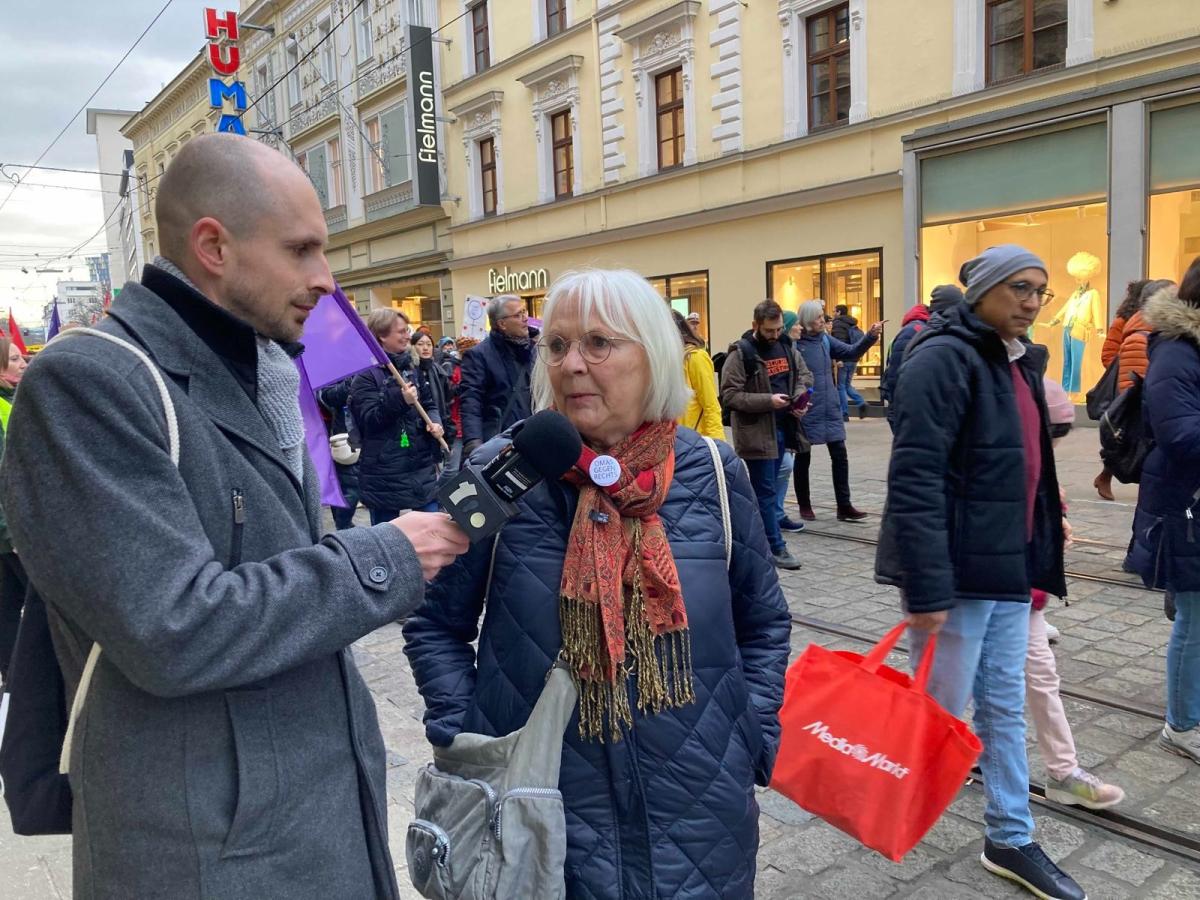 Ralf Schinko im Gespräch mit "Omas gegen Rechts"