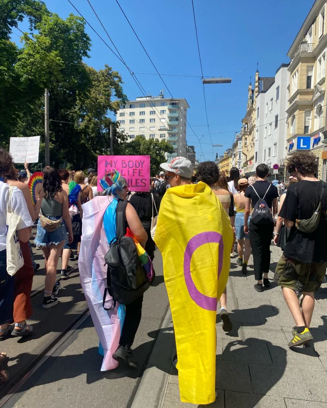 Das war die @linzpride der @hosilinz 🏳️‍🌈

Wir bedanken uns bei allen die heute da waren. Danke an alle die uns in der PRIDE City besucht haben, gequatscht, Goodies abgeholt und Buttons selbst gemacht haben 🫰

#pride #pridelinz #lgbtq #queer #csd #radiofro #offen #kritisch #frei #freiemedien #freiesradio