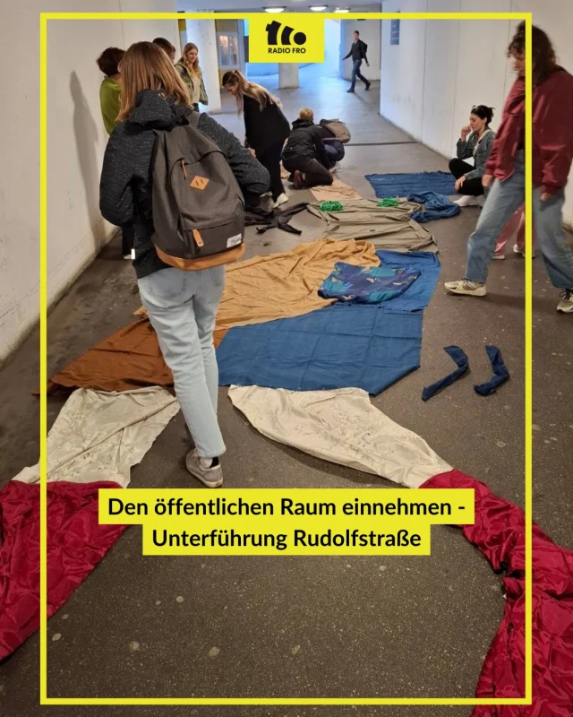 🚊Während des Fem*tastica Festivals des @frauenstadtlinz hat eine künstlerische Intervention in der Unterführung der Straßenbahnstation Rudolfstraße in Linz-Urfahr stattgefunden. Bei „Quo Vadis, Feminismus? Embodied knowledge – den öffentlichen Raum neu gestalten“ hat die Künstlerin und Architektin @ayanrezaei.work dazu eingeladen, sich darüber Gedanken zu machen, wie der öffentliche Raum mehrheitlich so geplant wurde, dass Männer davon profitieren.

Wie sich Frauen im öffentlichen Raum fühlen und wie man ihn umgestalten könnte, hört ihr heute um 18:00 im FROzine. 🔗Link ist in der Bio!

 #frozine #radiofro #ÖffentlicherRaum #Rudolfstraße #offen #kritisch #frei #freiesradio #freiemedien