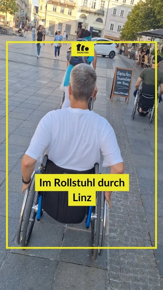 👩🏻‍🦼‍➡️Wie barrierearm ist Linz? 

In einem Workshop organisiert von @fueruns.zentrum und @linzzufuss_ gemeinsam konnten Interessierte erfahren, wie leicht oder schwierig es ist, in Linz mit einem Rollstuhl unterwegs zu sein. Der Rollstuhlfahrer Christoph Etzlstorfer hat über die Landstraße, Altstadt und Hauptplatz Hürden aufgezeigt, die gehenden Menschen gar nicht auffallen. Unebenheiten, Gehsteigkanten, Kopfsteinpflaster – nur ein paar der Dinge, die den Teilnehmenden aufgefallen sind. 

Im FROzine könnt ihr die Rundfahrt nachhören. 🔗Link in der Bio von @radiofro

Welche Barrieren fallen euch in Linz besonders auf?

#radiofro #FürUns #LinzZuFuss #Barrierearm #Rollstuhlgerecht #barrierefrei #Linz #offen #kritisch #frei #freiesradio #freiemedien